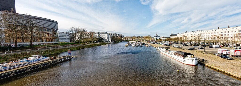 Vue panoramique du canal saint Félix, photo prise depuis le pont de Tbilissi. (Nantes, Loire-Atlantique, Pays de la Loire, France)