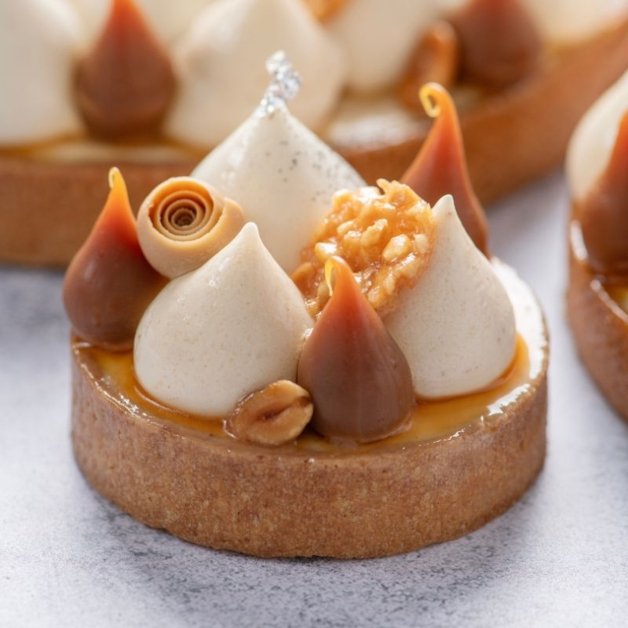 Peanuts.ncroyablement gourmande, cette tarte vous fera fondre de plaisir. Croquez et craquez pour un caramel onctueux aux cacahuètes caramélisées et une savoureuse mousse à la vanille de Madagascar.  Pâte sucrée, caramel aux cacahuètes caramélisées, crème onctueuse vanille & mousse vanille.